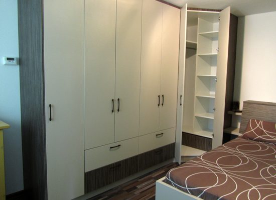Spalnica z veliko garderobno omaro