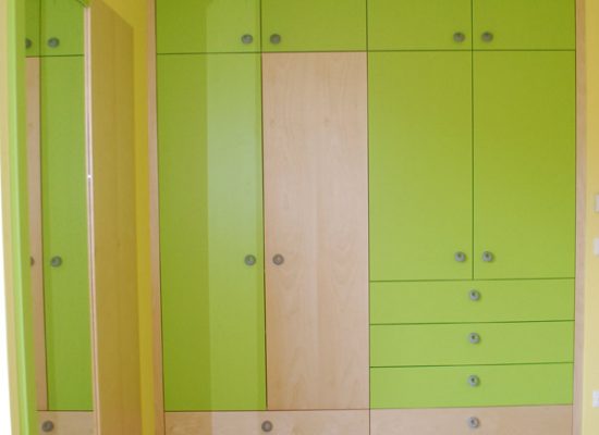 Garderobna omara primerna za otroško ali mladinsko sobo