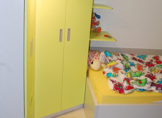 Kotna omara v otroški sobi