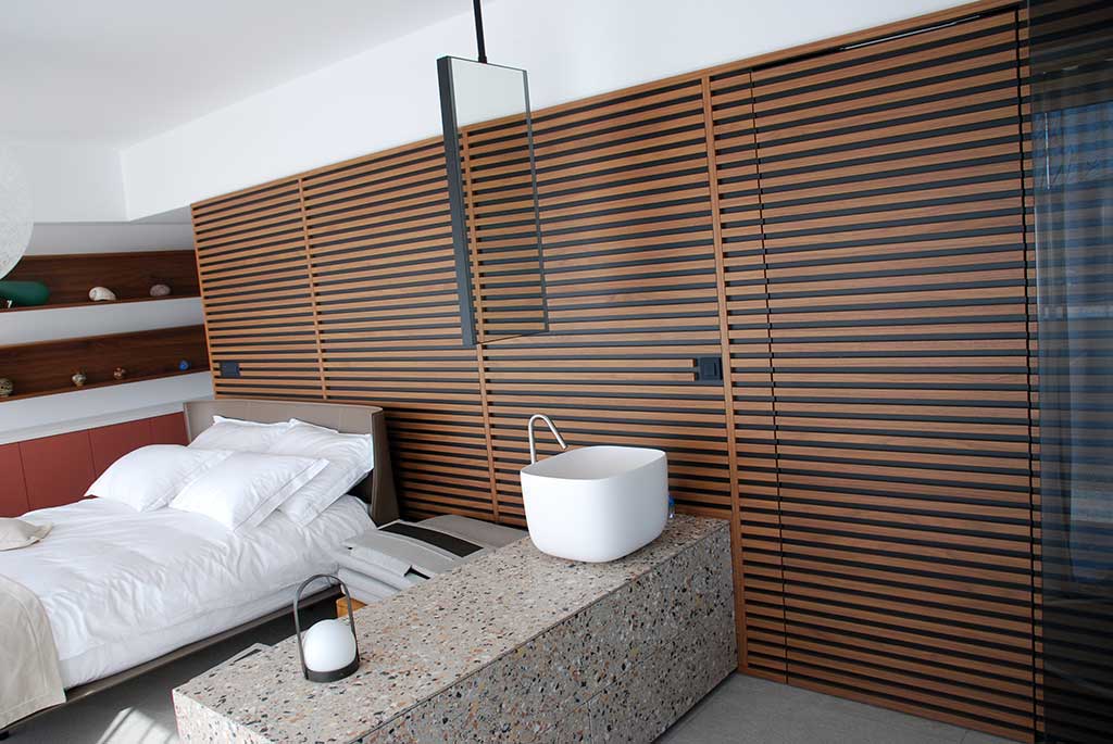 Moderna spalnica s pohištvom po meri